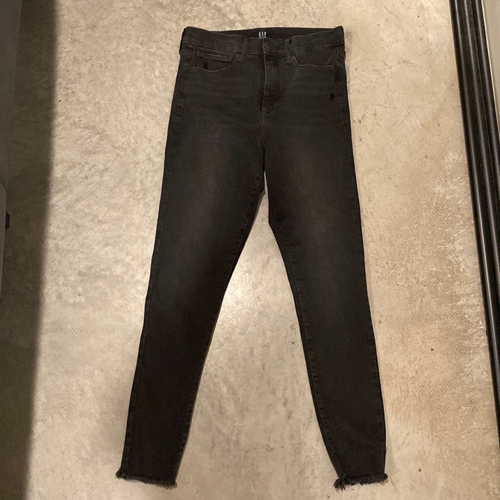 GAP Women’s 6/28 Black Cutoff Jeans